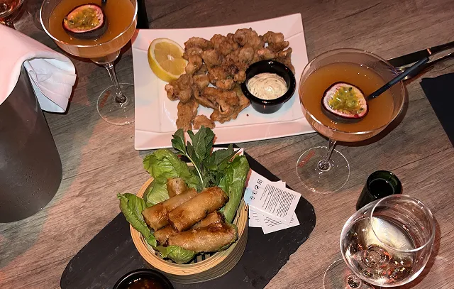 Assiette de tapas et cocktail.